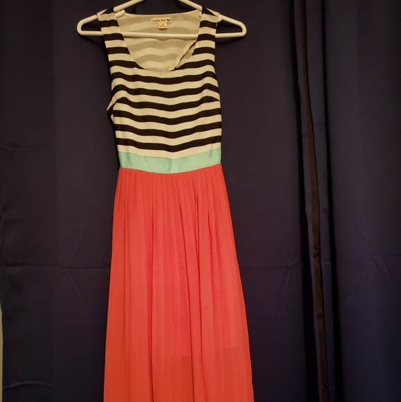 Dress - Picture 4 of 9